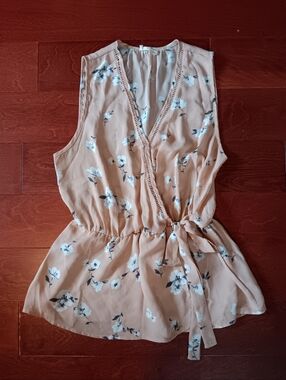 SIenna Sky Women's Sleeveless V-Neck Crossbody Top  Floral Taupe Milk Tea L